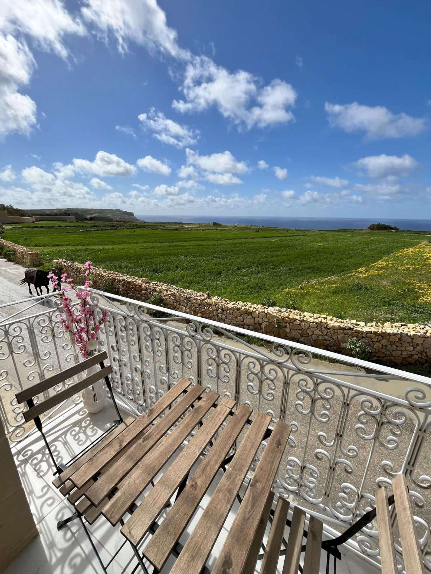 Fiftyfour West Boutique Living Bed and Breakfast Għarb Exteriör bild